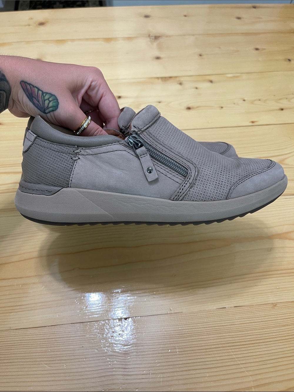 Cobb Hill Skylar Zip Slip-On Sneaker Taupe Suede Mesh Comfort Flat Size 8 - Picture 13 of 16